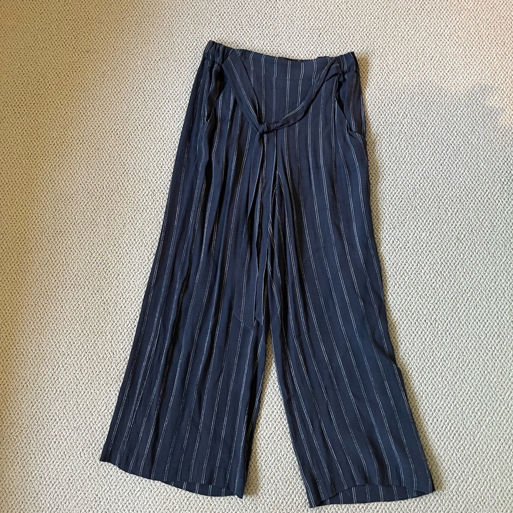 Aritzia Wilfred wide leg cropped dress pant